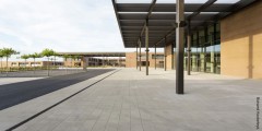 Steny vnútorných dvorov a spoločných úžitkových priestorov ako aula a kantína sú pokryté multifunkčnou protipožiarnou fasádou Schüco FW 60+.SI