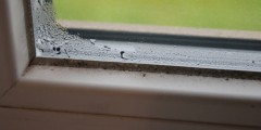 Najčastejšou príčinou rosenia okien z vnútornej strany je vysoká vlhkosť v miestnosti
