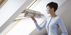 Bezúdržbové biele strešné okno Velux GGU alebo prírodné celodrevené okno Velux GGL dodajú priestoru pod strechou viac svetla a záruku maximálneho komfortu bývania